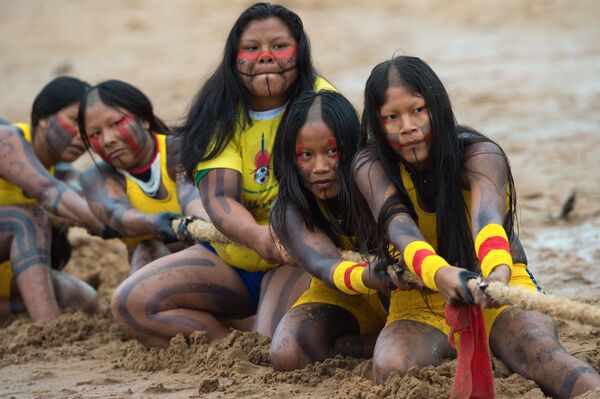 Индейские девушки из бразильского племени Kaiapo Durutiri соревнуются в перетягивании каната на XII International Games of Indigenous Peoples - Sputnik Абхазия