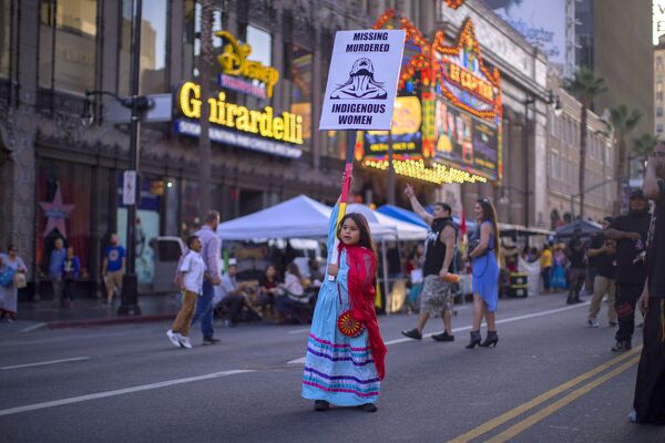 Девочка с плакатом на Голливудском бульваре во время празднования Дня коренных народов в Лос-Анджелесе - Sputnik Абхазия