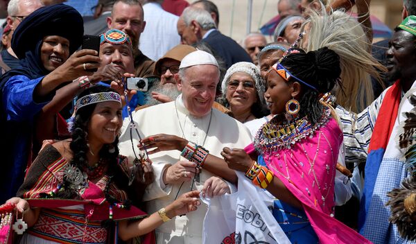 Папа Римский Франциск рядом с членами Международной ассоциации коренных народов на площади святого Петра в Ватикане - Sputnik Абхазия