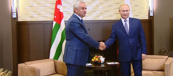 Владимир Путин встретился с президентом Абхазии Раулем Хаджимба Владимир Путин встретился с президентом Абхазии Раулем Хаджимба - Sputnik Абхазия