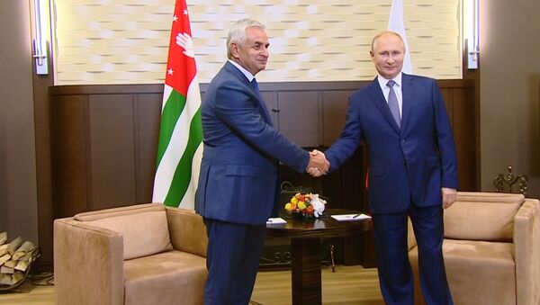 Владимир Путин встретился с президентом Абхазии Раулем Хаджимба - Sputnik Абхазия