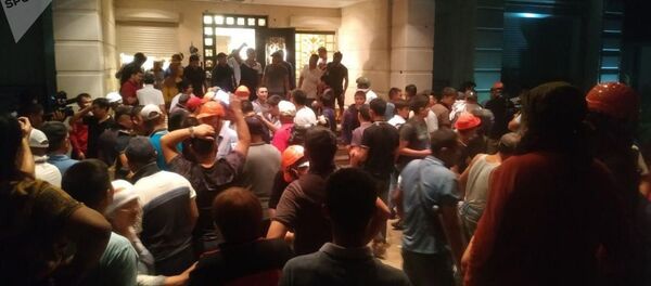 Ситуация возле штурма дома Алмазбека Атамбаева Ситуация возле штурма дома Алмазбека Атамбаева - Sputnik Абхазия