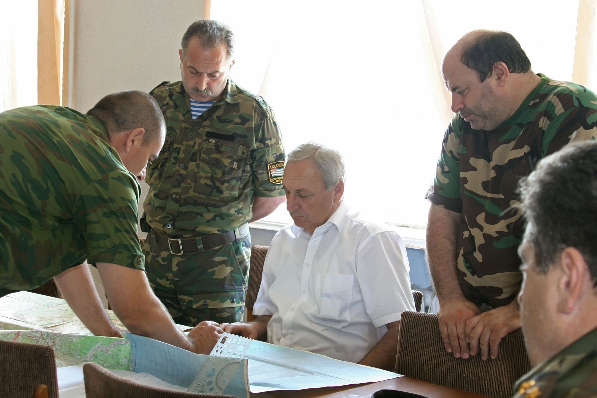 Президент Абхазии Сергей Багапш (в центре) во время совещания. Гальский район, август 2008 - Sputnik Абхазия, 1920, 12.10.2021