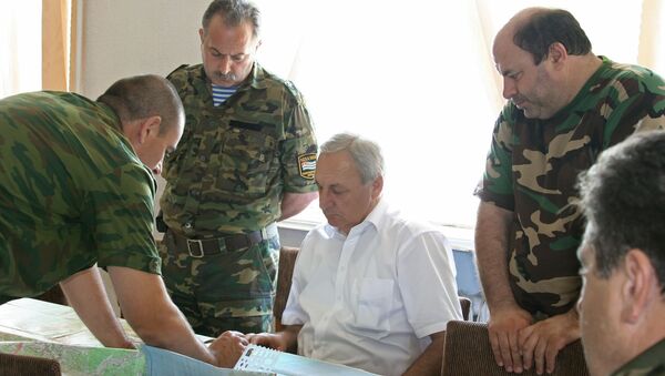 Президент Абхазии Сергей Багапш (в центре) во время совещания. Гальский район, август 2008 - Sputnik Абхазия