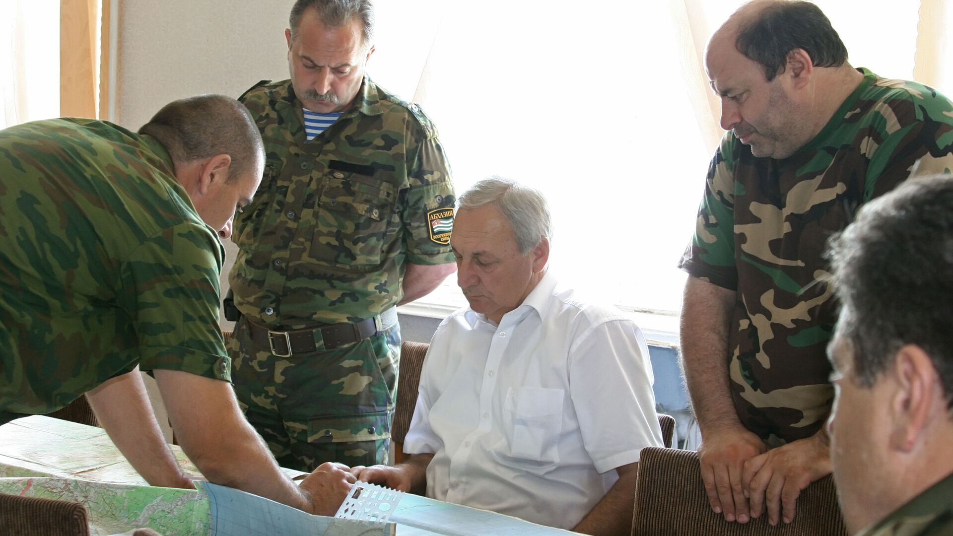 Президент Абхазии Сергей Багапш (в центре) во время совещания. Гальский район, август 2008 Президент Абхазии Сергей Багапш (в центре) во время совещания. Гальский район, август 2008 - Sputnik Абхазия, 1920, 08.08.2021