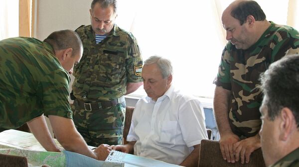 Президент Абхазии Сергей Багапш (в центре) во время совещания. Гальский район, август 2008 - Sputnik Абхазия