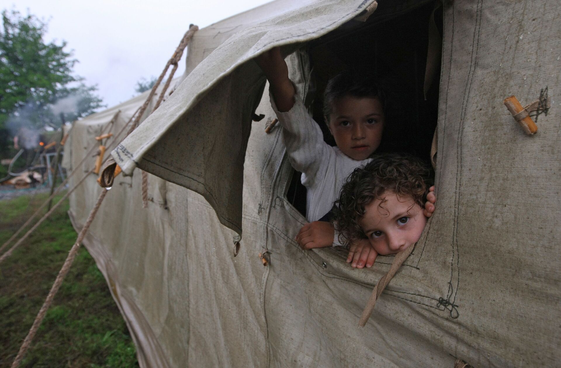 Беженцы из Цхинвали в лагере, расположенном на базе сельхозтехники в городе Алагир. - Sputnik Абхазия, 1920, 12.10.2021