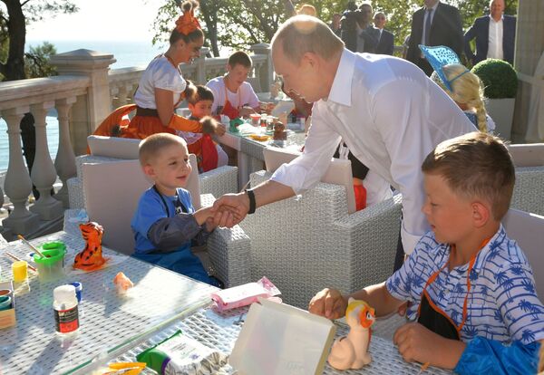 Президент РФ Владимир Путин во время встречи с детьми семей, пострадавших от наводнения в Иркутской области в Сочи - Sputnik Абхазия