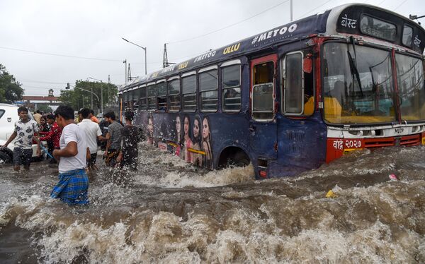 Автобус на затопленной после сильных дождей улице в Мумбаи - Sputnik Абхазия