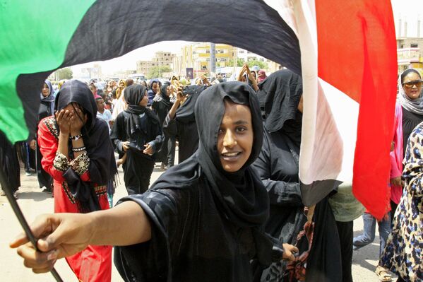 Суданская девушка с национальным флагом во время празднования подписания Конституционного соглашения о создании переходного правительства между военным советом и национальным фронтом освобождения страны   - Sputnik Абхазия