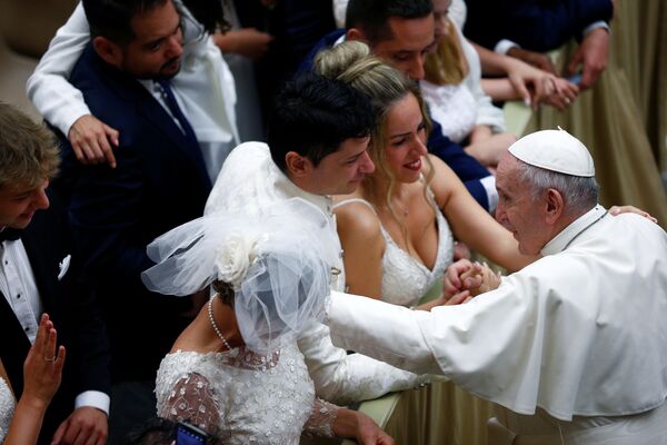 Папа Римский Франциск приветствует верующих в зале Павла VI в Ватикане - Sputnik Абхазия