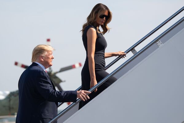 Президент США Дональд Трамп и первая леди Меланья Трамп поднимаются по трапу в самолет президента, Техас - Sputnik Абхазия