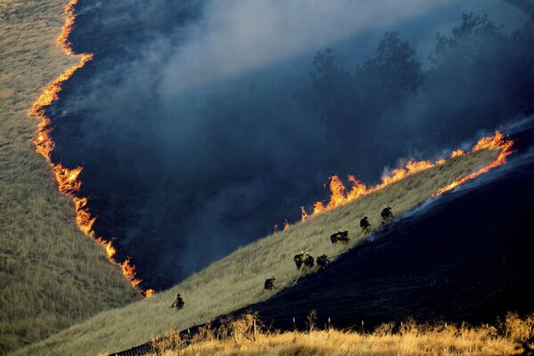 Пожарные тушат огонь недалеко от города Брентвуд в округе Контра-Коста, штат Калифорния, США - Sputnik Абхазия