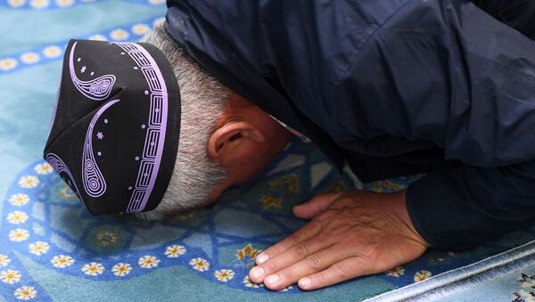 Верующий на намазе в праздник Курбан-Байрам в казанской мечети Кул-Шариф - Sputnik Аҧсны