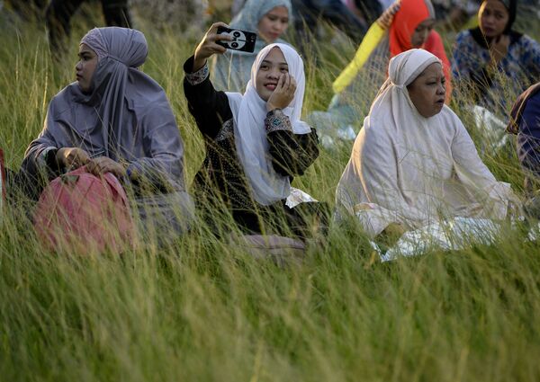 Филипинские мусульмане во время празднования праздника жертвоприношения Курбан-байрам в Маниле  - Sputnik Абхазия