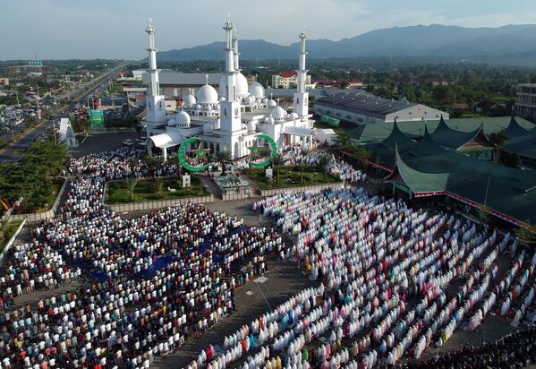 Вид сверху на мусульман во время молитвы в день праздника жертвоприношения Курбан-байрам в Индонезии  - Sputnik Абхазия