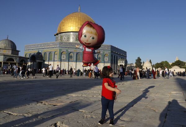 Палестинская девочка с шариком в день праздника жертвоприношения Курбан-байрам в Иерусалиме  - Sputnik Абхазия