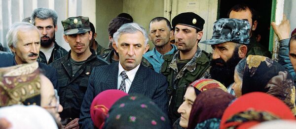 Аслан Масхадов, претендующий на пост президента Чечни  Аслан Масхадов, претендующий на пост президента Чечни  - Sputnik Абхазия