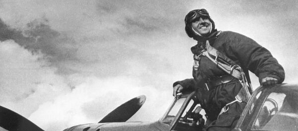 Лев Томчак, летчик-истребитель, помощник командира полка, старший лейтенант, выигравший бой с семью немецкими самолетами. Центральный государственный архив кинофотофонодокументов СССР (ныне Российский государственный архив кинофотодокументов). Великая Отечественная война 1941-1945 года. Лев Томчак, летчик-истребитель, помощник командира полка, старший лейтенант, выигравший бой с семью немецкими самолетами. Центральный государственный архив кинофотофонодокументов СССР (ныне Российский государственный архив кинофотодокументов). Великая Отечественная война 1941-1945 года. - Sputnik Абхазия