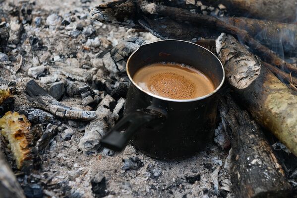 Что может быть лучше кофе, сваренного на костре? - Sputnik Абхазия