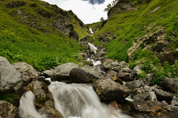 Вода в горных реках Абхазии чистая и прозрачная, но купаться в них осмелится не каждый: вода ледяная даже летом. А вот пить горную воду можно и даже нужно. - Sputnik Абхазия