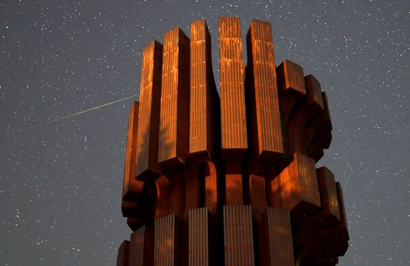 Метеорный поток Персеиды на фоне Памятника революции в горах Козара, Босния и Герцеговина - Sputnik Абхазия