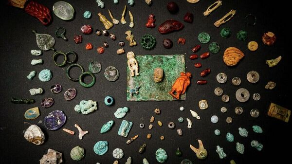 Амулеты, драгоценные камни и декоративные элементы из фаянса, бронзы, кости и янтаря найденные в результате раскопок в Помпеях - Sputnik Аҧсны
