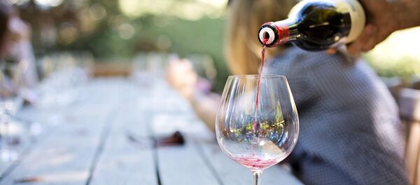 Вино наливают в бокал Вино наливают в бокал - Sputnik Абхазия