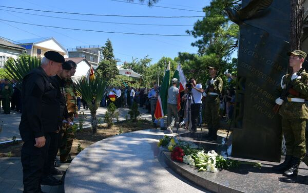 Церемония возложения цветов  у памятника добровольцам в Гудауте в четверг 15 августа - Sputnik Абхазия