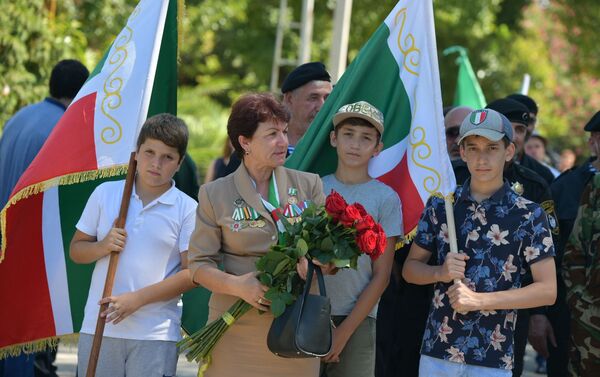 Церемония возложения цветов  у памятника добровольцам в Гудауте в четверг 15 августа - Sputnik Абхазия