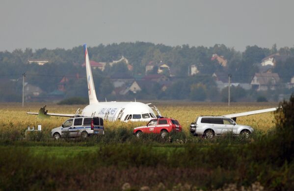 Самолет А-321 с пассажирами на борту совершил жесткую посадку в Подмосковье - Sputnik Абхазия