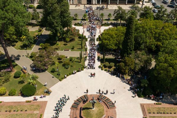 Церемония возложения в Парке Славы - Sputnik Абхазия
