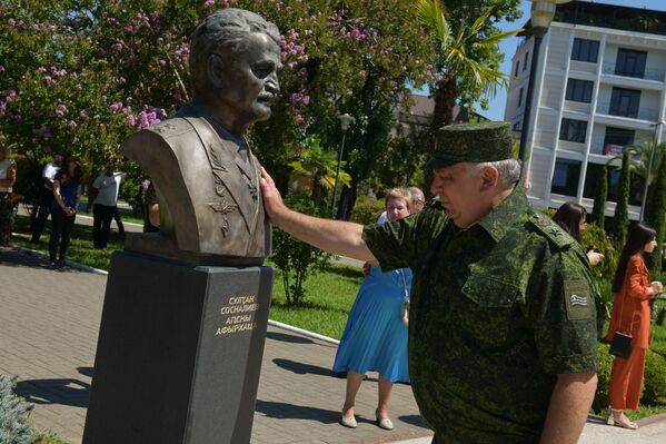 Церемония возложения цветов к Мемориалу в парке Боевой Славы - Sputnik Абхазия