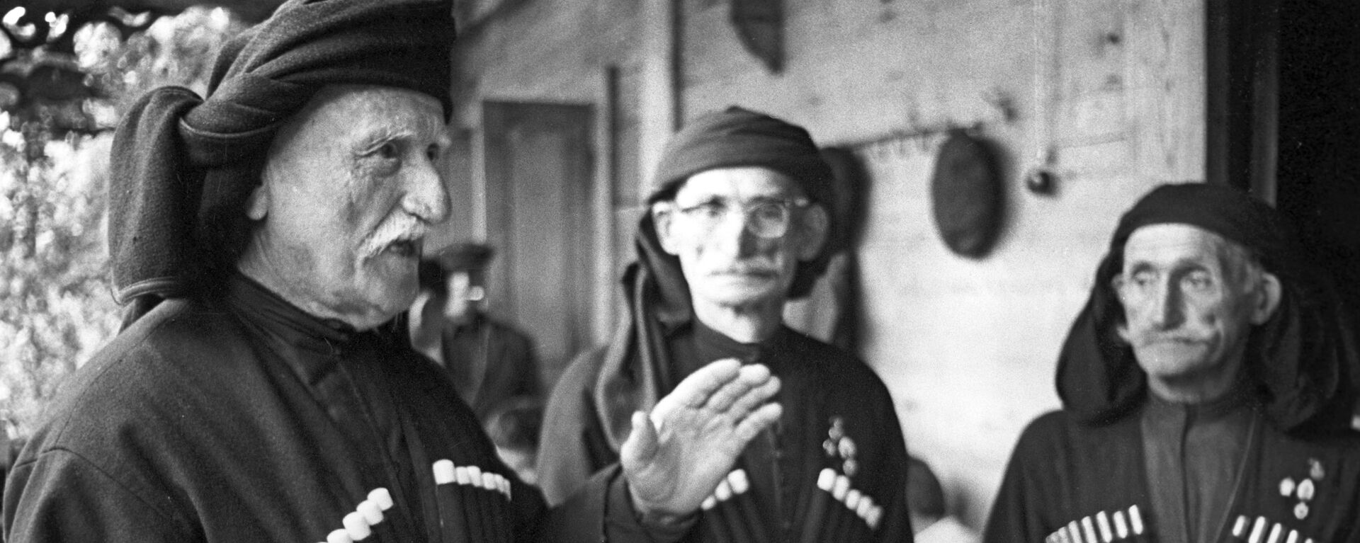 Долгожители из абхазского села Джерда (слева направо): Теба Шармат (115 лет), Нестор Ашуба(95 лет), Шларба Астана (110 лет) - Sputnik Аҧсны, 1920, 26.01.2020