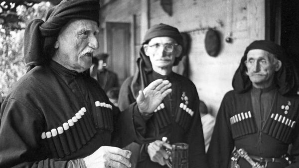 Долгожители из абхазского села Джерда (слева направо): Теба Шармат (115 лет), Нестор Ашуба(95 лет), Шларба Астана (110 лет) - Sputnik Аҧсны