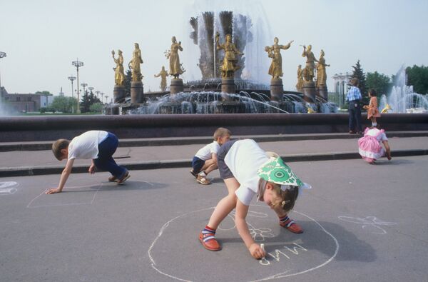 Дети рисуют мелом на асфальте у фонтана Дружба народов в Москве. 1984 - Sputnik Абхазия