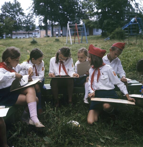 Школьники, проводящие летние каникулы в пионерском лагере имени Аркадия Гайдара - Sputnik Абхазия