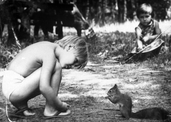 Мальчик с белкой. 1988 - Sputnik Абхазия