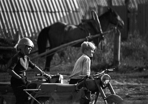 Мальчики на мотоцикле в селе Тойкино Большесосновского района. 1973 год. - Sputnik Абхазия