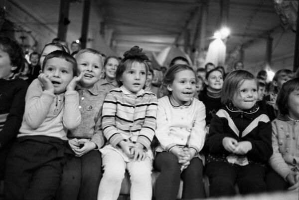 Дети на цирковом представлении в ЦВЗ Манеж в Москве. 1969 - Sputnik Абхазия