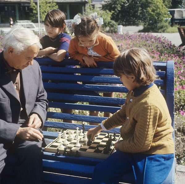 Игра в шахматы. Ангарск, 1973 год - Sputnik Абхазия
