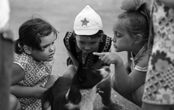 Дети играют с собакой. 1976 год - Sputnik Абхазия