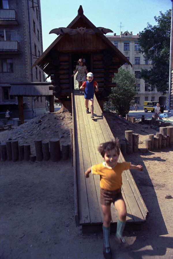 На детской площадке в Москве. 1975 год - Sputnik Абхазия