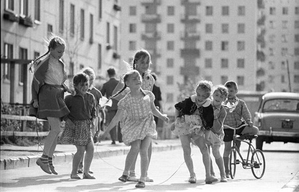 Дети во дворе дома. Москва, 1966 год - Sputnik Абхазия