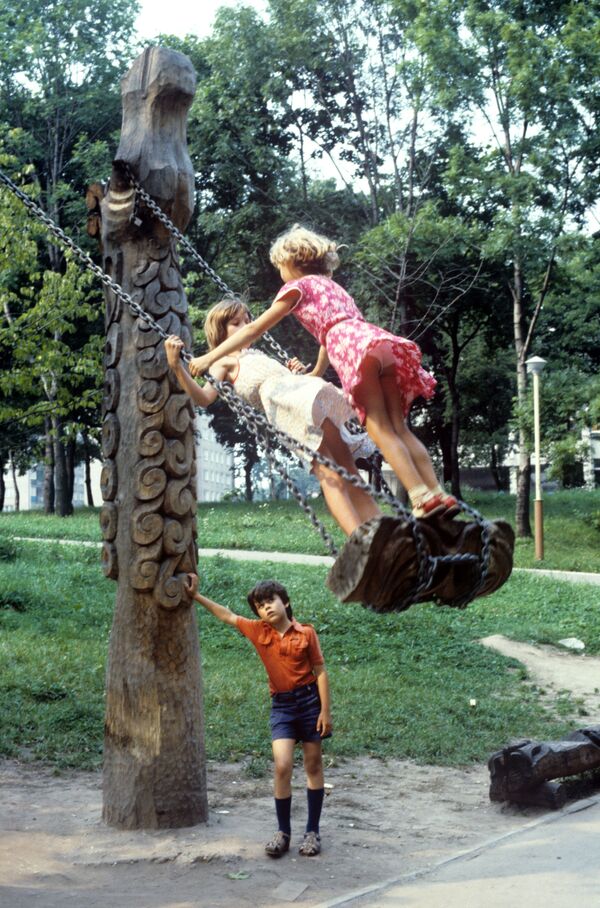 Девочки качаются на качелях на детской площадке. 1986 год - Sputnik Абхазия