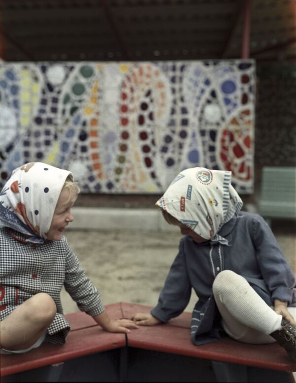 Подружки в песочнице. 1973 год - Sputnik Абхазия