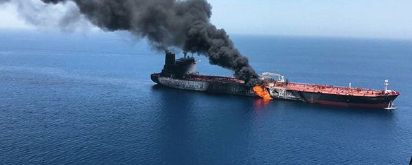 Горящий танкер в Оманском заливе Горящий танкер в Оманском заливе - Sputnik Абхазия