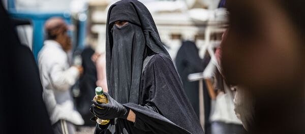Женщина в хиджабе, архивное фото Женщина в хиджабе, архивное фото - Sputnik Абхазия
