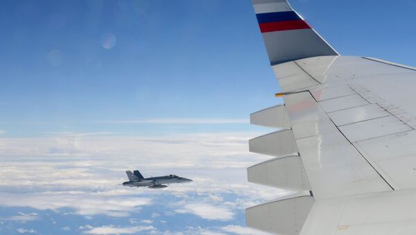 Истребитель Ф/A-18 Хорнет ВВС Швейцарии сопровождает российский пассажирский самолет. - Sputnik Абхазия