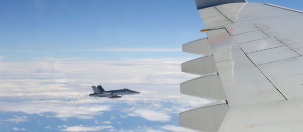 Истребитель Ф/A-18 Хорнет ВВС Швейцарии сопровождает российский пассажирский самолет. Истребитель Ф/A-18 Хорнет ВВС Швейцарии сопровождает российский пассажирский самолет. - Sputnik Абхазия